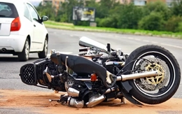 Bị phạt cả trăm tỉ chỉ vì va chạm xe máy ở 'tốc độ đi bộ', bất ngờ lật kèo ở 'phút 89'