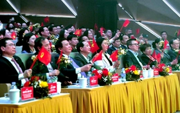 Đăng Dương, Vũ Thắng Lợi, Anh Tú 'Voi Bản Đôn' hát giữa cờ hoa ở Nhà hát Hồ Gươm, mừng Đại hội Đảng