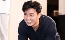 Quốc Trường cùng nghệ sĩ dừng tập Táo xuân, vẫy cờ mừng đội tuyển Việt Nam chiến thắng