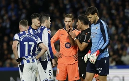 Tiền vệ Frenkie de Jong: 'Trọng tài nhìn tôi như thể ông ta ở đẳng cấp khác'