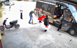 Video hài nhất tuần qua: Bê bảng hiệu quán lên xe vì tưởng hành lý khách