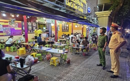 Xử lý hàng quán trên đường Phạm Văn Đồng, Nguyễn Xí, yêu cầu trả nguyên trạng vỉa hè cho người đi bộ