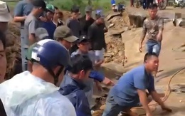 Bờ kè sông đổ sập, đè chết 4 người trú mưa bên dưới