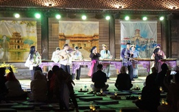 Trải chiếu ngồi nghe nhạc giữa sân Văn Miếu Quốc Tử Giám