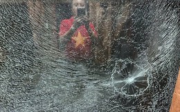 Hai thiếu niên cầm đá ném vỡ kính tàu hỏa SE5