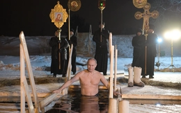 Tổng thống Putin ngâm mình trong hồ băng ở tuổi 73 dịp Lễ Hiển linh