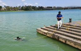 Thợ lặn ở Huế tìm thấy một cây vàng của người dân làm rơi dưới đáy sông Hương