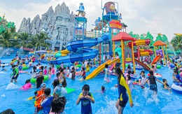 Chưa Tết trung tâm TP.HCM đã tấp nập đông vui, giới trẻ xúng xính áo dài xuống phố