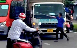 Tài xế xe tải tạt đầu, chặn xe buýt Phương Trang, cầm cây sắt hù dọa