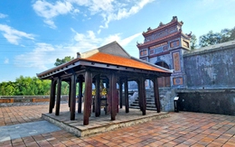 Ngôi nhà gỗ ‘lạ’ trước lăng mộ Hoàng thái hậu Từ Dụ
