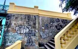 Cầu Mống lại tiếp tục bị vẽ bậy, bạn đọc bức xúc đề nghị truy tìm, phạt nặng người vi phạm