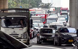 Chưa hết kỳ nghỉ, xe cộ đã ùn ùn trở lại Hà Nội, cảnh sát phải phân luồng hướng dẫn