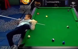 Cậu bé cười khoái chí vì vồ ếch khi chơi bi da