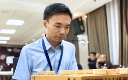 'Cậu bé bị bỏ rơi' đánh bại nhà vô địch cờ tướng thế giới