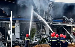 Cửa hàng vật liệu xây dựng ở Đà Nẵng bốc cháy, khói đen cuồn cuộn