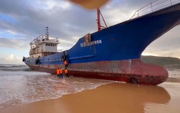 Kiểm tra tàu sắt có chữ Trung Quốc trôi dạt, mắc cạn ở biển Dung Quất
