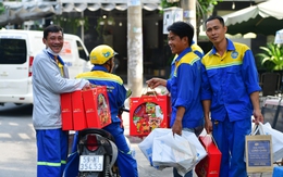 Công nhân thoát nước lần đầu được làm tóc, chụp ảnh Tết ngay nơi làm việc