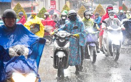 TP.HCM mưa trái mùa trắng trời, thêm triều cường giờ tan tầm