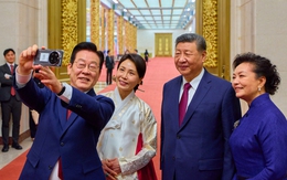 Tổng thống Hàn Quốc đăng ảnh selfie với Chủ tịch Tập Cận Bình bằng điện thoại Xiaomi