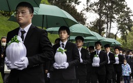 Mời người lạ đến dự tang lễ của bà