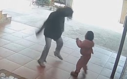 Cháu gái hét toáng khi thấy dì nhảy