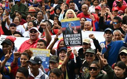 Hàng ngàn người xuống đường ở Venezuela yêu cầu Mỹ thả ông Maduro