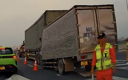 Tài xế xe tải chết sau khi va vào đuôi container trên cao tốc