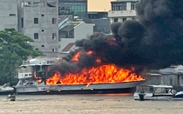 Tàu King Yacht cháy rụi trên sông Sài Gòn có sức chở 120 người