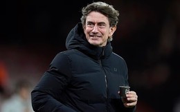 HLV Tottenham bị chỉ trích dữ dội vì uống nước bằng ly Arsenal