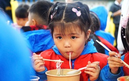 Trẻ em ở Hòa Thịnh hớn hở ăn phở nóng, ăn xong còn được nhận quà Phở yêu thương