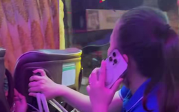 Sau va chạm, tài xế xe khách lạng lách rượt đuổi xe tải, hành khách hú vía