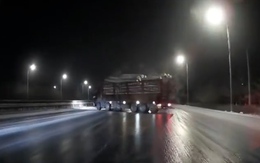 Tài xế thoát nạn khi xe tải drift 360 độ trên đường trơn trượt