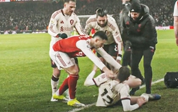 Martinelli của Arsenal gây tranh cãi vì đẩy cầu thủ Liverpool chấn thương ra sân