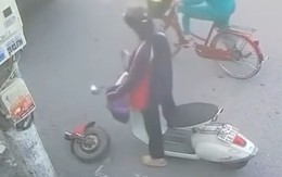 Nữ sinh bàng hoàng nhìn bánh xe điện rơi ra giữa đường