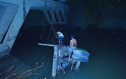 Xe trượt bánh lật xuống sông