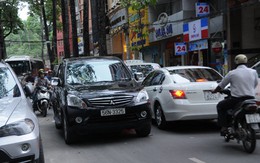 Cho đậu ôtô dưới lòng đường thu phí: Lợi ít, thiệt nhiều