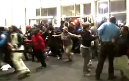 Mỹ: giẫm đạp, đánh nhau để mua giày