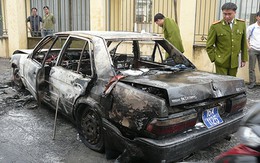 Một ôtô phát nổ, bốc cháy