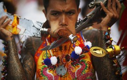 Rùng mình tại lễ hội ăn chay Phuket