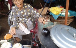 Bà cụ đổi nước chè