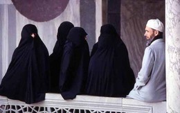 Xây tường ngăn cách nam nữ nơi làm việc!