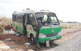 Xe khách lộn nhào, 15 hành khách nhập viện
