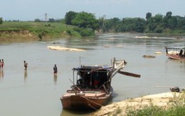 Những hình ảnh truy quét "cát tặc" trên sông Con