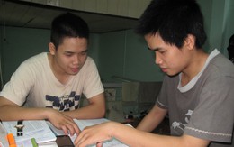 Anh em song sinh nâng bước nhau vượt lên nghịch cảnh