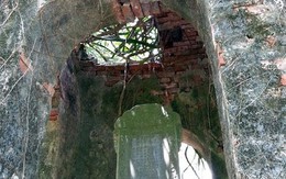 Nhà bia cổ quý sắp đổ sụp