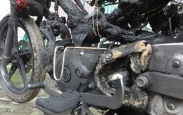 Xe máy cháy rụi trên phố