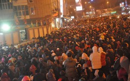 Biển người ngồi cầu an giữa đường trước chùa Phúc Khánh