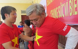 Trao 1.000 áo in cờ Tổ quốc và bản đồ biển đảo cho ngư dân