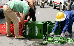 Dân Sài Gòn giúp xe máy chở bia bị ngã