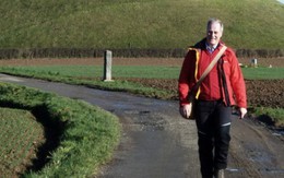 Đi bộ 1.600km gây quỹ giúp nạn nhân chiến tranh